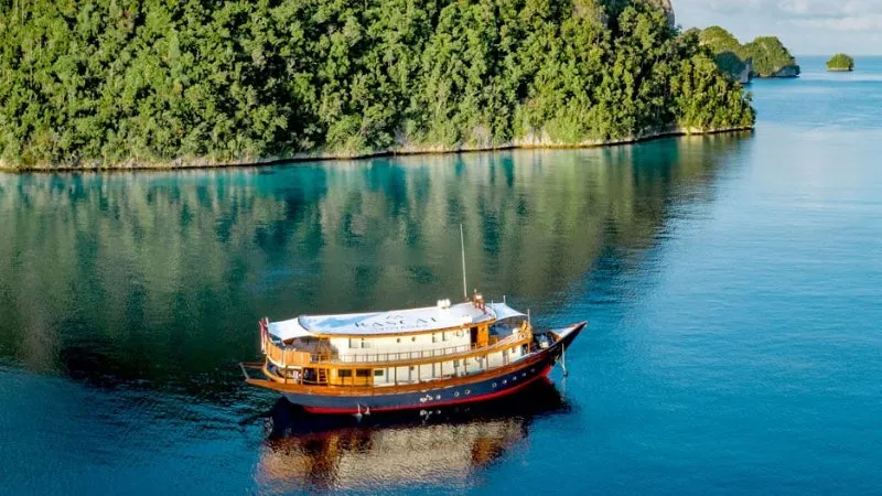 Luxury cruises to Komodo islands